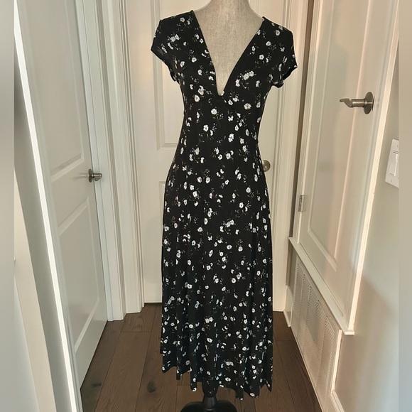 Urban Outfitters Women’s Black V Neck Floral Midi Dress. Size Medium. - Picture 5 of 13